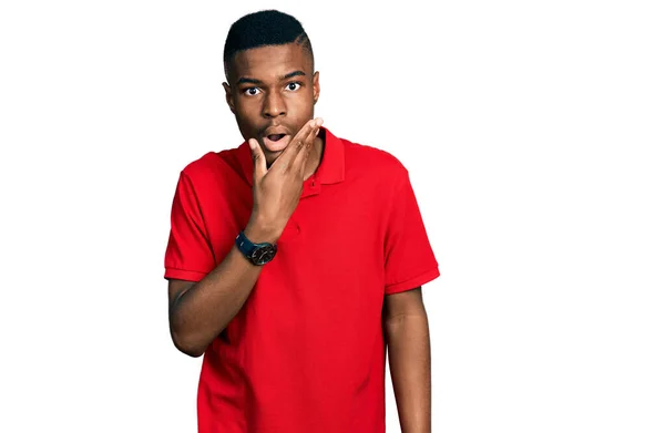 Junger Afrikanisch Amerikanischer Mann Lässigem Rotem Shirt Sieht Fasziniert Aus — Stockfoto