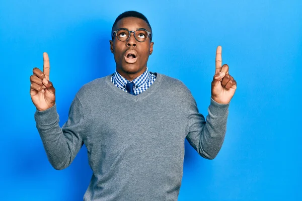 Junger Afrikanisch Amerikanischer Mann Mit Businessstil Und Brille Staunend Und — Stockfoto