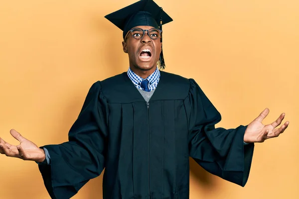 Νεαρός Αφροαμερικάνος Που Φοράει Καπέλο Αποφοίτησης Και Επίσημη Ρόμπα Τρελός — Φωτογραφία Αρχείου