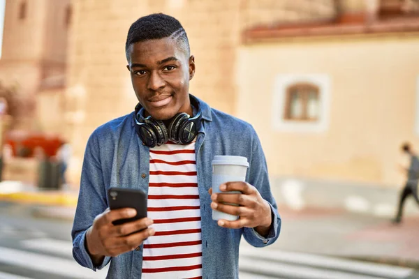 Genç Afrikalı Amerikalı Adam Akıllı Telefon Kullanıyor Şehirde Kahve Içiyor — Stok fotoğraf