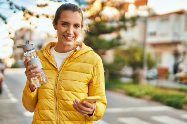 Genç İspanyol kız şehirde akıllı telefon ve içme suyu kullanıyor..