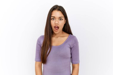 Genç esmer kadın arka planda duruyor. Korkmuş ve şok olmuş bir halde.. 
