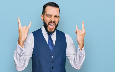 Sakallı, iş yeleği giyen, çılgın bir ifadeyle bağıran, elleri havada rock sembolü yapan genç bir adam. Müzik yıldızı. ağır kavram. 