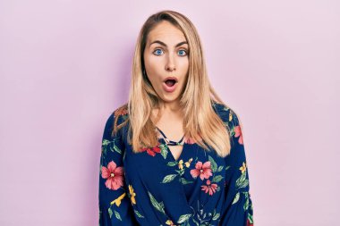 Gündelik giysiler giyen genç beyaz kadın şaşkınlık ifadesi, korku ve heyecan dolu yüz ifadesiyle şok olmuş ve korkmuştu.. 