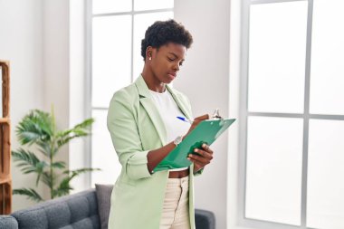 Afrikalı Amerikalı kadın psikolog psikoloji merkezindeki panoya yazı yazmış.