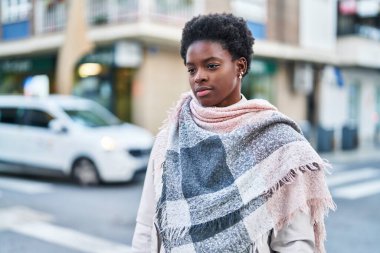 Sokakta duran rahat yüzlü Afrikalı Amerikalı kadın.