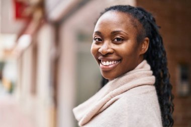 Sokakta kendine güvenen Afrikalı Amerikalı kadın gülümsüyor