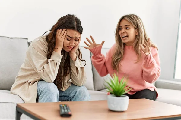 Jovem Casal Sentado Sofá Discutindo Casa — Fotografia de Stock