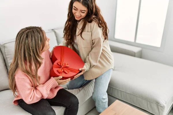 Genç bir kadın sevgilisine sevgililer günü hediyesiyle sürpriz yapıyor..