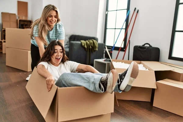 Jovem Casal Sorrindo Feliz Jogando Usando Caixa Papelão Como Carro — Fotografia de Stock