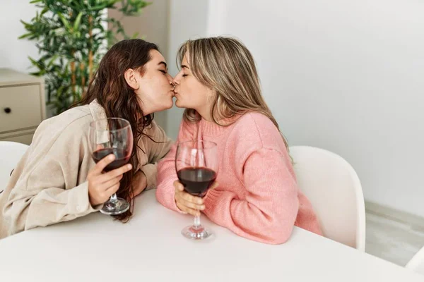 Νεαρό Ζευγάρι Φιλιά Και Πρόποση Κόκκινο Ποτήρι Κρασί Στο Σπίτι — Φωτογραφία Αρχείου
