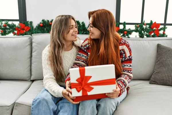 在家里 一对女人坐在圣诞装饰品旁拆开礼物 — 图库照片