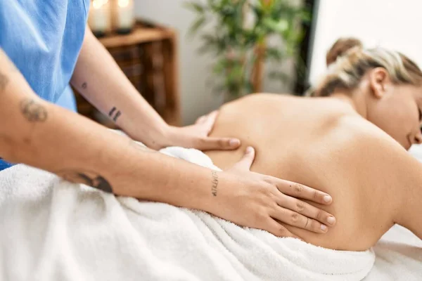 Donna Coppia Avendo Indietro Massaggio Beauty Center — Foto Stock