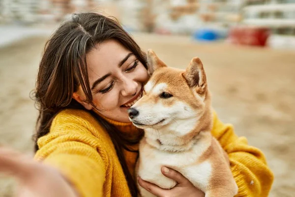 Όμορφη Νεαρή Γυναίκα Αγκαλιάζει Χαρούμενο Σκυλί Shiba Inu Στην Παραλία — Φωτογραφία Αρχείου
