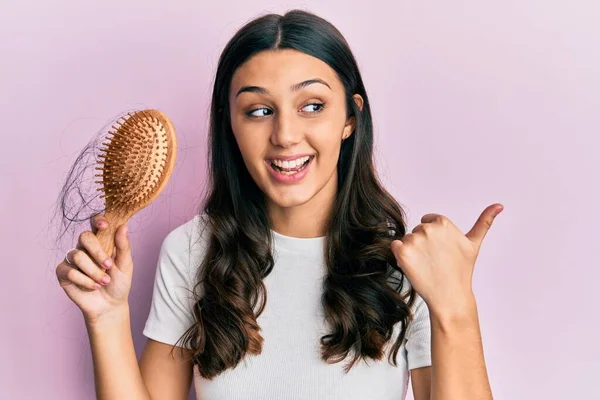 Genç Spanyol Kadın Saçlarını Tarayıp Baş Parmağını Yana Uzatıyor Ağzı — Stok fotoğraf