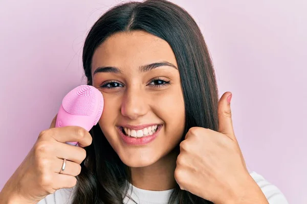 Junge Hispanische Frau Mit Gesichtspeeling Reiniger Lächelt Glücklich Und Positiv — Stockfoto
