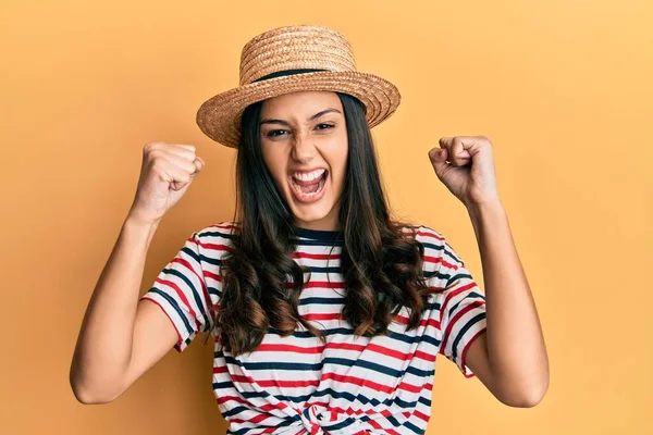 夏の帽子を身に着けている若いヒスパニック系の女性は誇りに思って叫んで 勝利と成功を祝う非常に腕を上げ興奮 — ストック写真