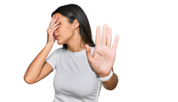 Jeune Fille Hispanique Portant Shirt Blanc Décontracté Couvrant Les Yeux — Photo