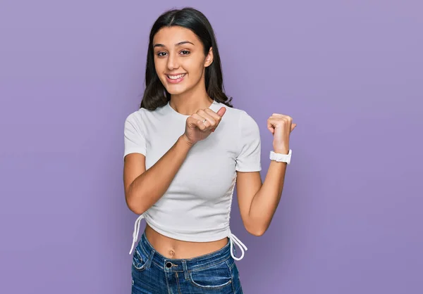 Jong Hispanic Meisje Dragen Casual Wit Shirt Wijzend Naar Achterkant — Stockfoto