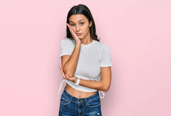 Junge Hispanische Mädchen Lässigem Weißen Shirt Denken Müde Und Gelangweilt — Stockfoto