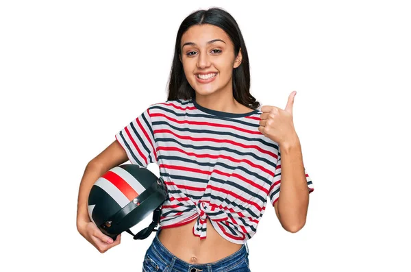 Jong Hispanic Meisje Houden Motorfiets Helm Glimlachen Gelukkig Positief Duim — Stockfoto