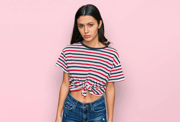 Ung Latinamerikansk Flicka Klädd Avslappnade Kläder Skeptisk Och Nervös Rynkar — Stockfoto