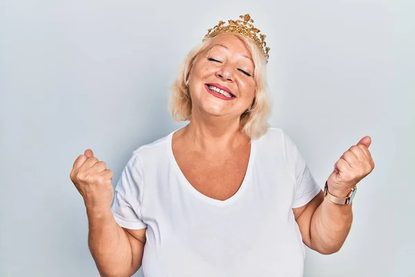 Middle Age Blonde Woman Wearing Queen Crown Very Happy Excited — стоковое фото