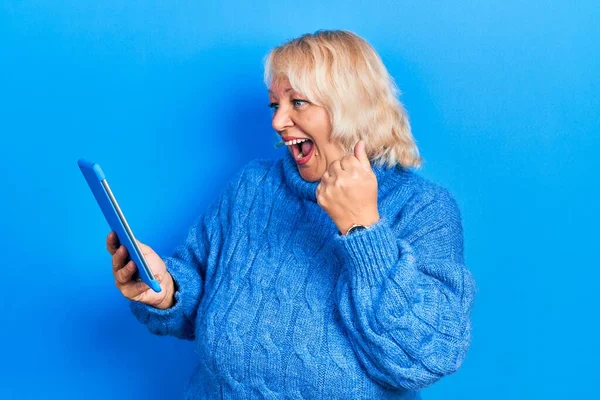 Blonde Frau Mittleren Alters Mit Touchpad Gerät Schreit Stolz Feiert — Stockfoto