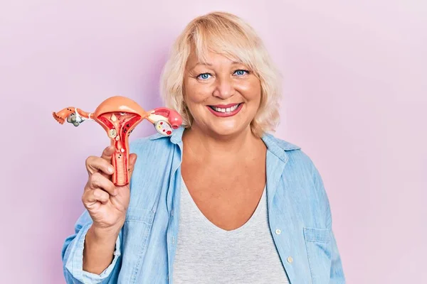 Mujer Rubia Mediana Edad Sosteniendo Modelo Anatómico Órgano Genital Femenino — Foto de Stock