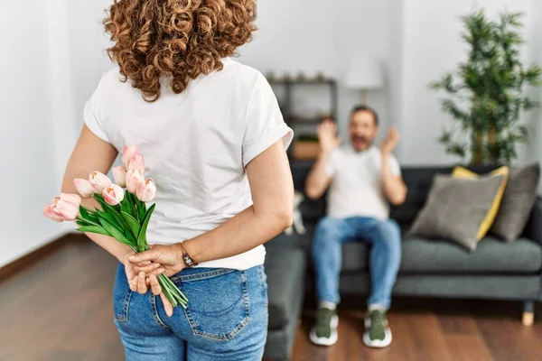Mujer Sorprendiendo Marido Con Flores Casa — Foto de Stock