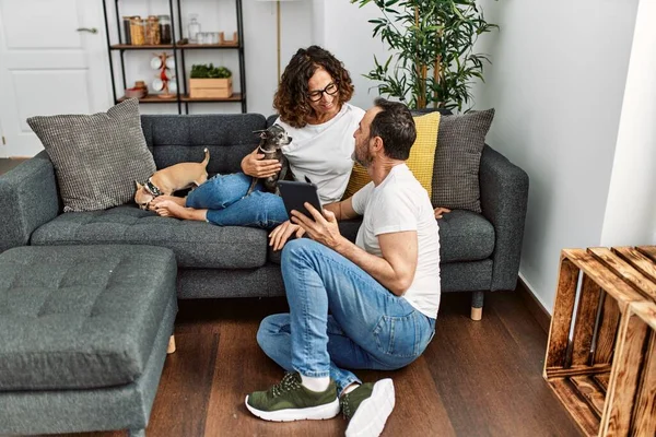 Coppia Ispanica Mezza Età Sorridente Felice Utilizzando Touchpad Seduto Sul — Foto Stock