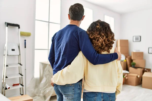 Orta yaşlı İspanyol çift yeni evlerinde sarılıp duruyorlar..