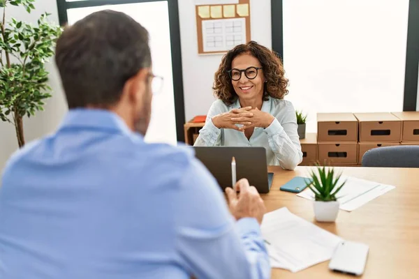 Dos Trabajadores Mediana Edad Sonriendo Felices Hablando Oficina —  Fotos de Stock