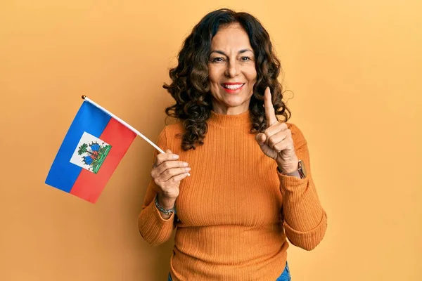 Medelålders Latinamerikansk Kvinna Med Haiti Flagga Leende Med Idé Eller — Stockfoto