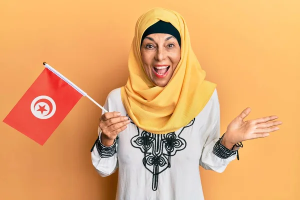 Středověká Hispánská Žena Nosí Hidžáb Drží Tuniskou Vlajku Slaví Úspěch — Stock fotografie