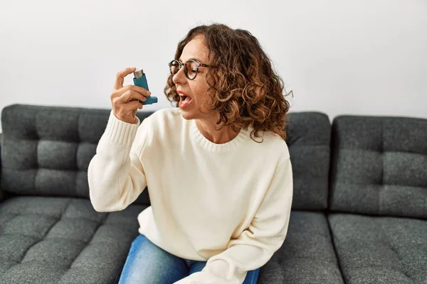 Volwassen Latino Vrouw Met Behulp Van Astma Inhalator Zitten Bank — Stockfoto