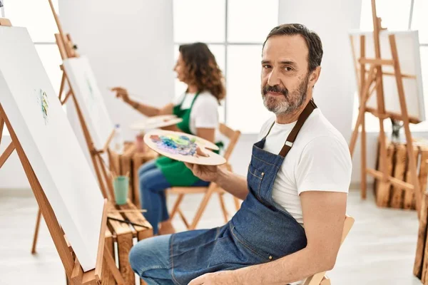 Hombre Hispano Mediana Edad Mujer Madura Estudio Arte Pensando Actitud — Foto de Stock