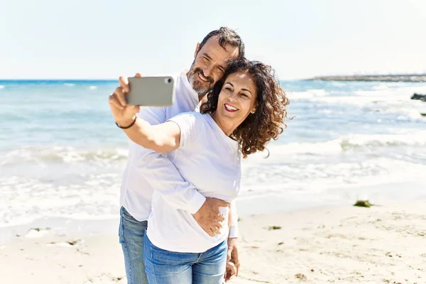 Middelbare Leeftijd Hispanic Paar Glimlachen Gelukkig Knuffelen Maken Selfie Door — Stockfoto