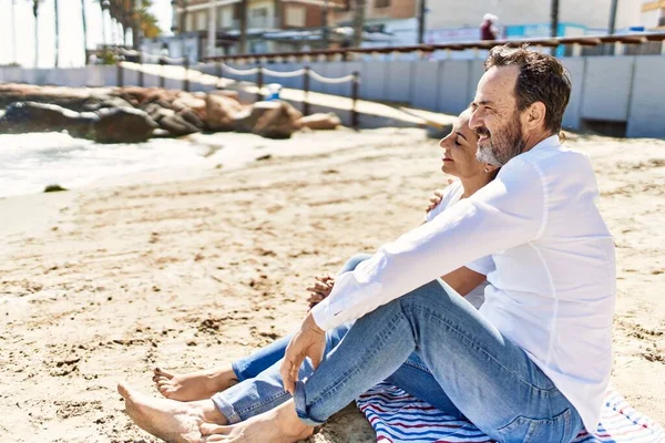 Orta yaşlı İspanyol çift plajda havluda otururken rahatladı..