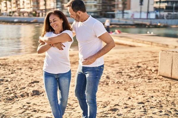 Mann Und Frau Mittleren Alters Stehen Zusammen Und Tanzen Meer — Stockfoto