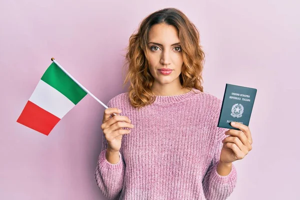 Mulher Caucasiana Jovem Segurando Bandeira Itália Passaporte Relaxado Com Expressão — Fotografia de Stock