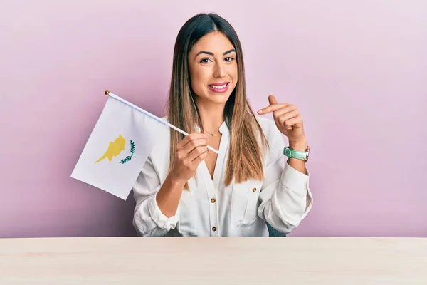 Jonge Spaanse Vrouw Met Cyprus Vlag Zittend Tafel Glimlachend Blij — Stockfoto