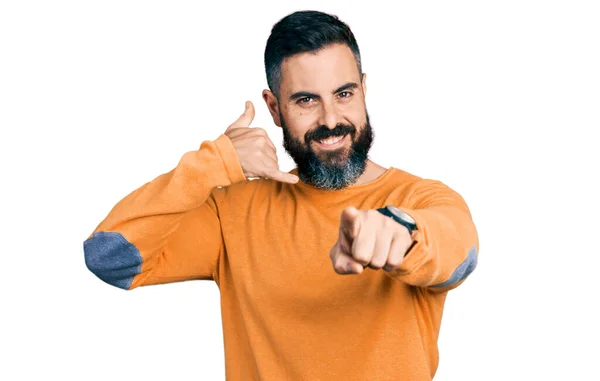 Homem Hispânico Com Barba Vestindo Camisola Inverno Casual Sorrindo Fazendo — Fotografia de Stock