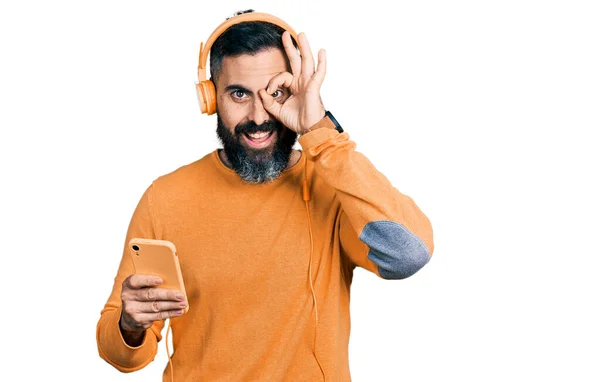 Spaanse Man Met Baard Met Behulp Van Smartphone Het Dragen — Stockfoto