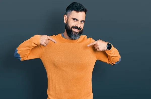 一个留着胡子的西班牙男人 穿着休闲的冬季毛衣 面带微笑 满脸自信 用手指指着自己 自豪而快乐 — 图库照片