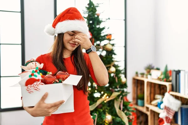 Genç Esmer Kadın Elinde Süslemeyle Noel Ağacının Yanında Duruyor Burnunu — Stok fotoğraf