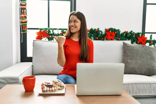 Jovem Morena Usando Laptop Sentado Sofá Natal Sorrindo Com Rosto — Fotografia de Stock