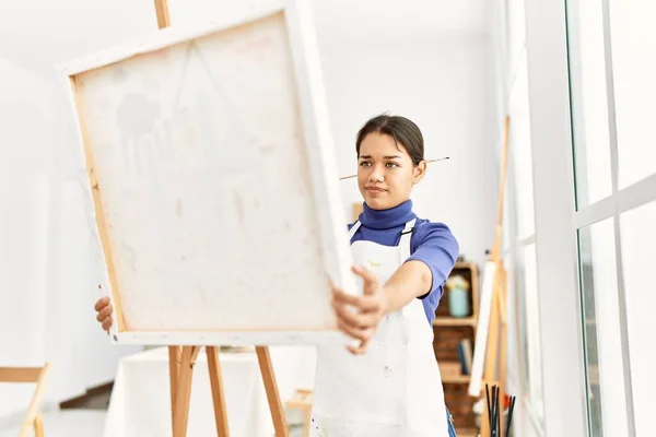 Young Latin Woman Looking Canvas Draw Art Studio — Foto de Stock