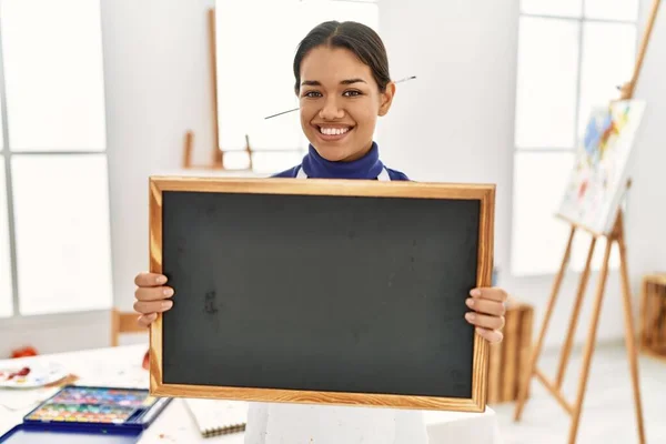 Young Latin Woman Smiling Confident Holding Blackboard Art Studio — Stock Photo, Image
