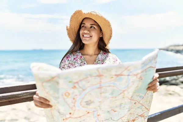 Young Latin Girl Wearing Summer Hat Holding City Map Beach — Stock Photo, Image